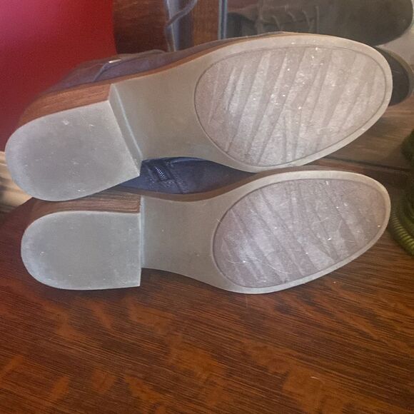 Carlos Santana gray suede boots by Macy’s 7 1/2, very comfortable - Picture 5 of 8